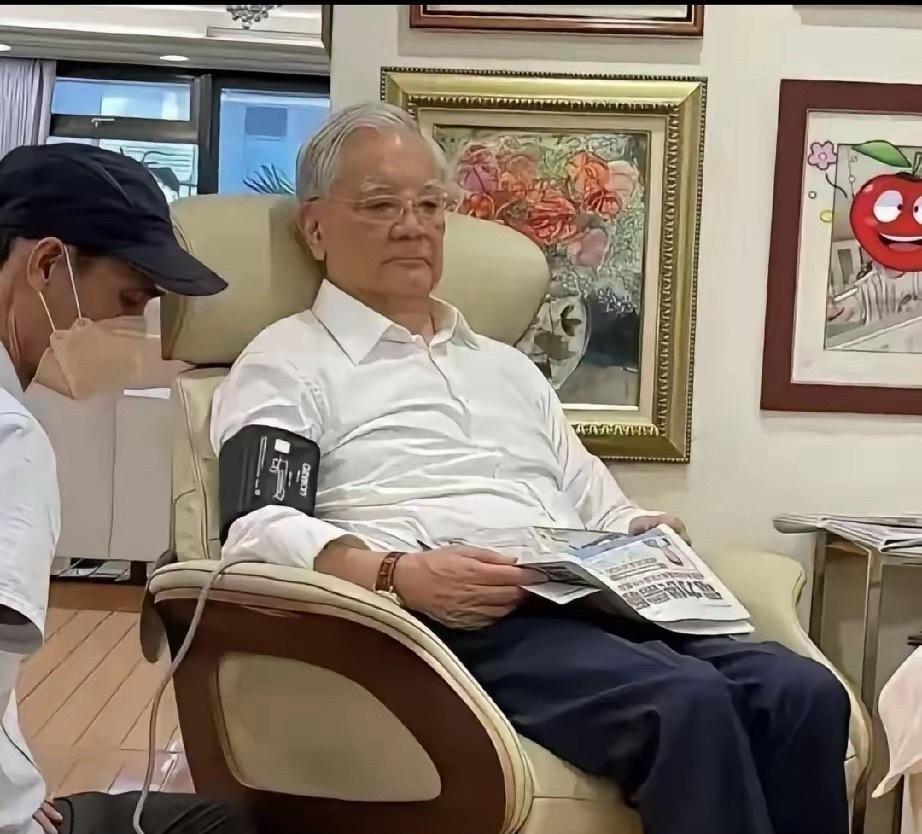 好久没看到连战了！我仔细想了一下，他都八十九岁了，他的心房和前列腺都出来问题。四