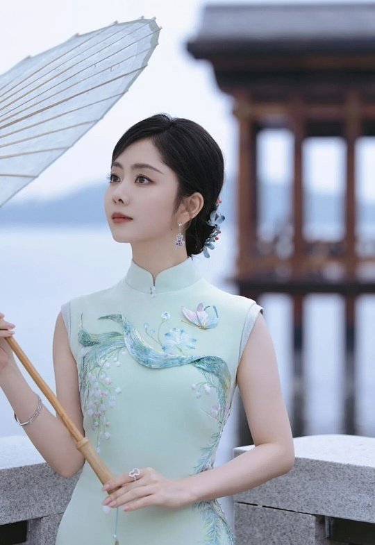 谭松韵端午晒旗袍照谭松韵一身素雅旗袍解锁端午限定中式美感，油纸伞、菖蒲刺绣、端午