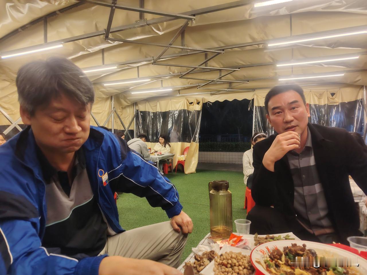 老友共饮
卅载尘缘忆少年，
中州二塔缔清欢。
同窗旧谊逢知己，
职场携手结善缘。
