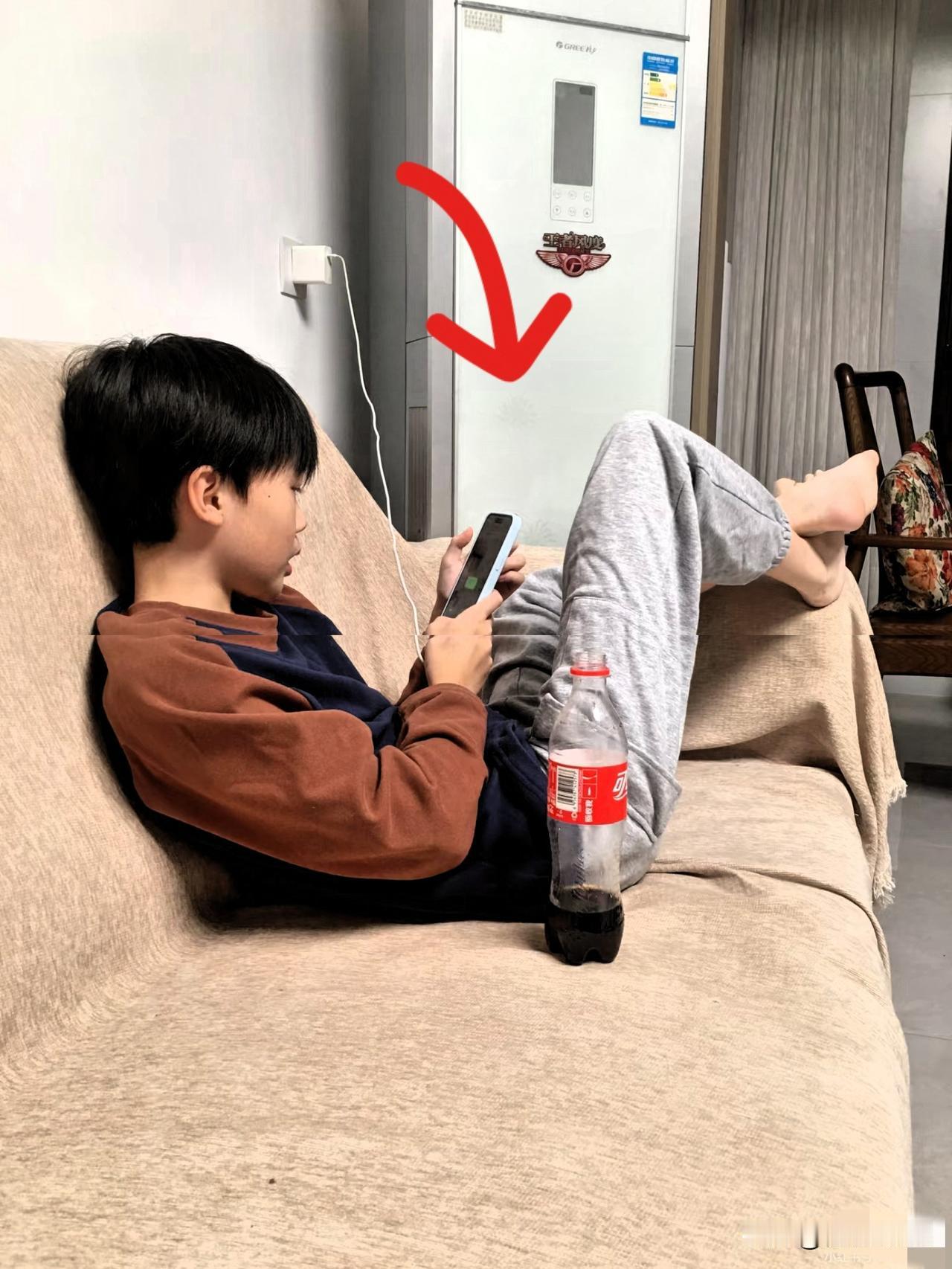 孩子手机成瘾是很多家长头疼的问题，若我遇到，会从以下方面管理。
 
首先，制定规