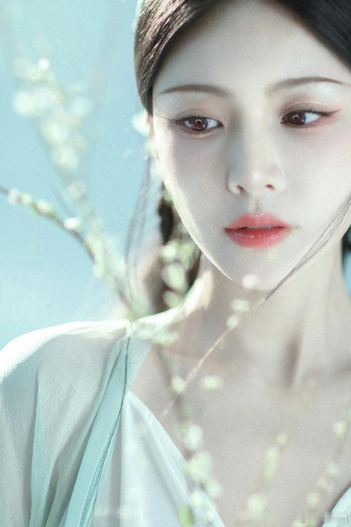 王灿我要不要去客串一下古装杜淳妻子说我要不要去客串一下古装王灿写真拍得也太有水平