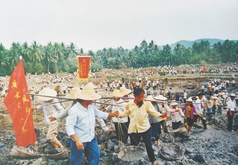 1964年，福建闽侯。一名特务如厕，趁看守不备，跳入粪坑逃亡。400民兵搜山两轮