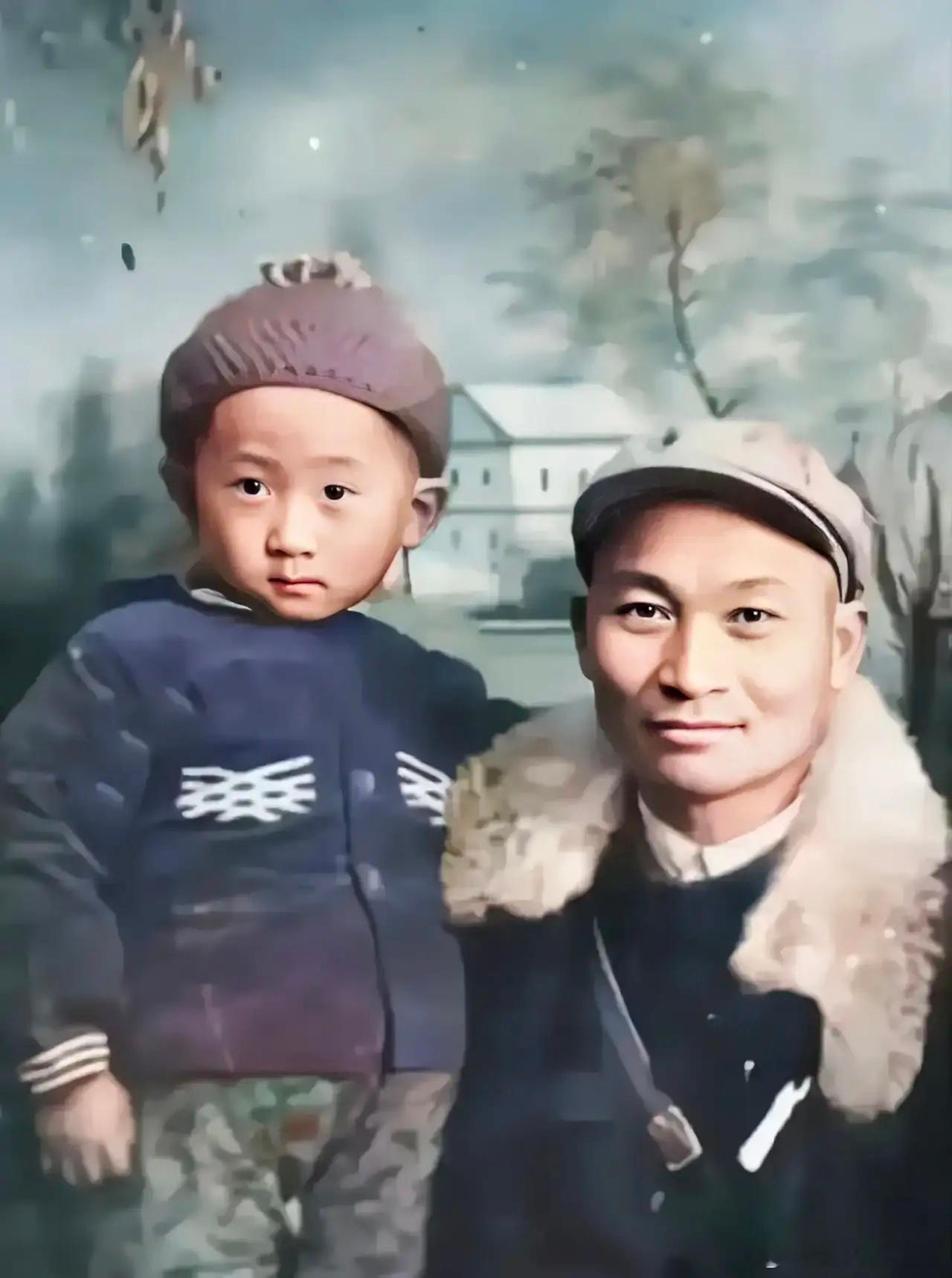 第一张照片是王思聪的爷爷抱着王健林的合照。原来王思聪的爷爷王义全是老红军，参加过