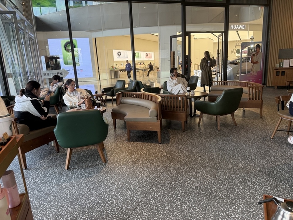 星巴克“消费入座”施行首日，记者探访济南门店：不点单也能坐，店员提醒不超三次 | 大鱼财经
