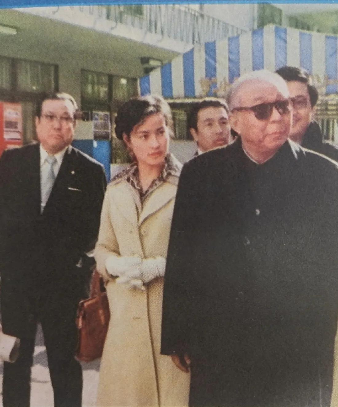 比较一下北影“三花”刘晓庆 李秀明 张金玲访问日 本时穿的服装
虽然是79--8