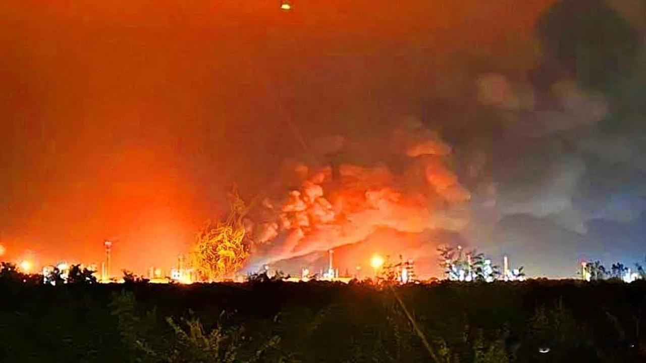 【重点关注：欧洲两家加工俄罗斯石油的炼油厂发生紧急情况】
布达佩斯时间2025年