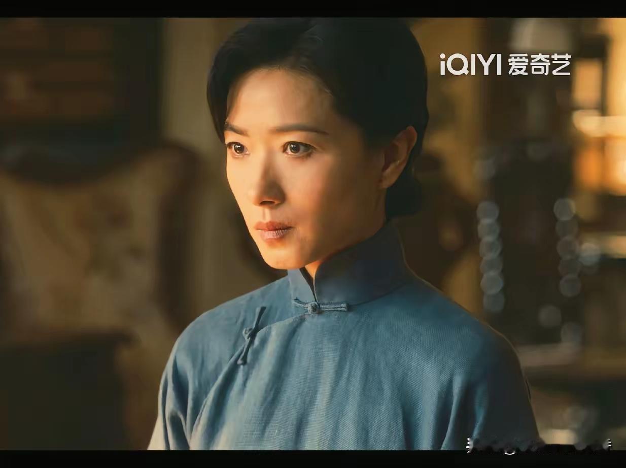 《八千里路云和月》最能立得住的角色，是万茜饰演的丁玉姣。
从最初温婉知礼的大家闺