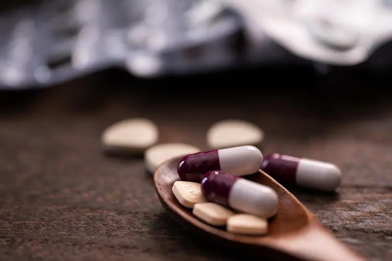 减肥选吃药还是运动，我站运动。减肥药对身体伤害极大，很多减肥药吃了会心慌、失眠、