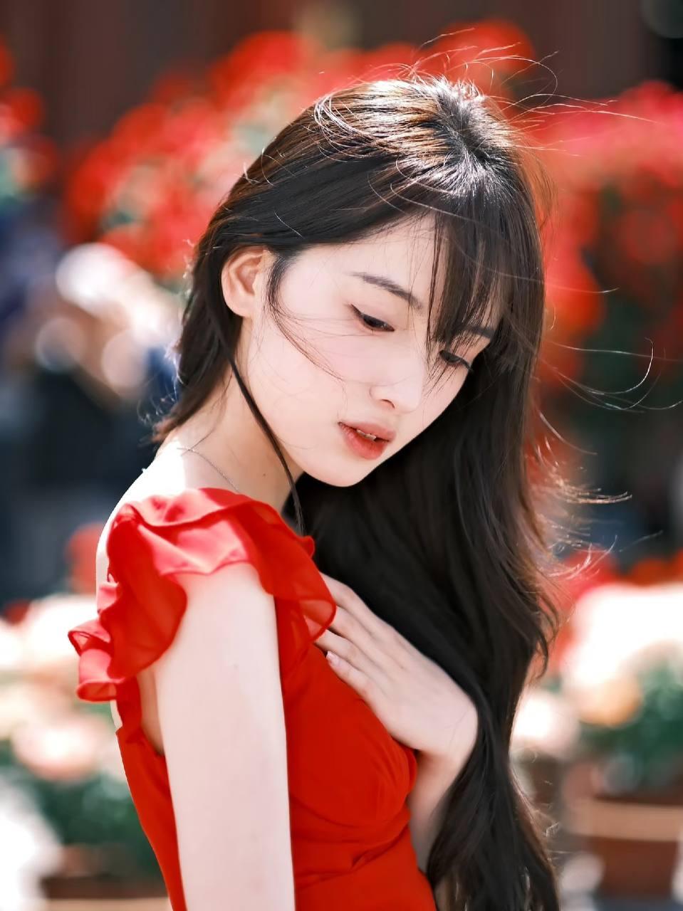 红衣美人倚花丛，风姿绰约似画中。美少女 红衣少女自拍 玫瑰红装美女