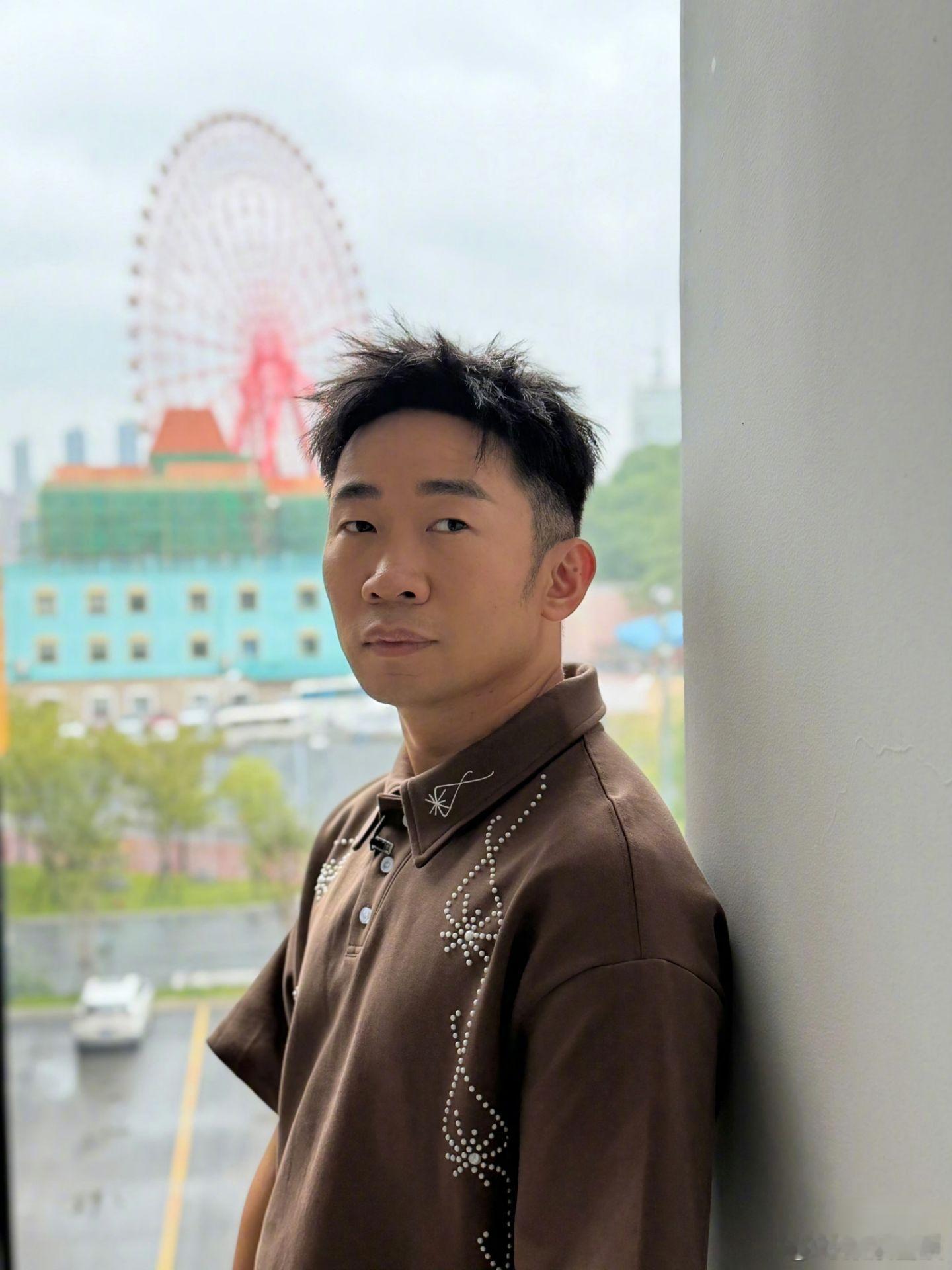 舞都跳不齐怎么不算是一种团魂《周五晚高疯》重新定义团魂了一眼望过去每个人的舞姿都