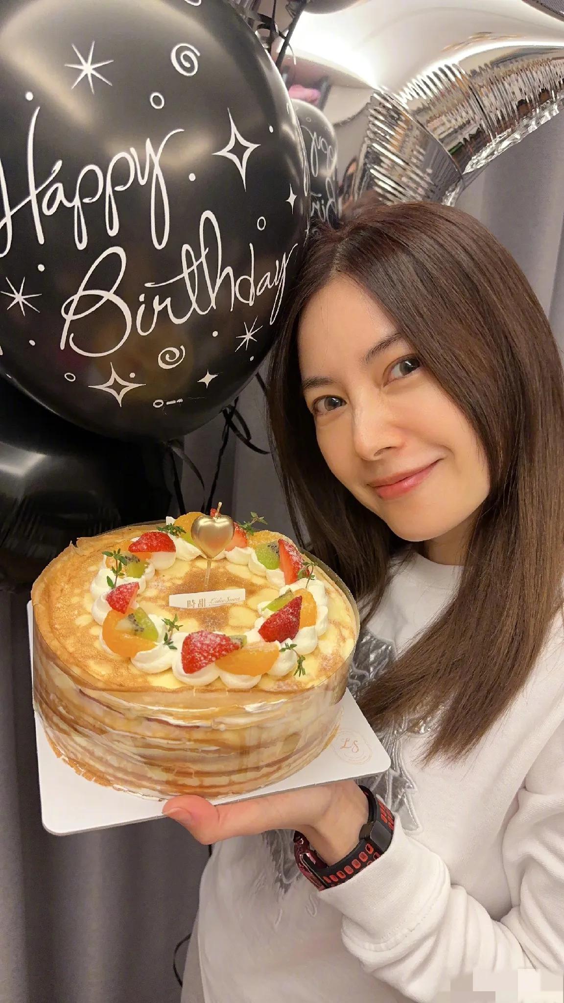 徐怀钰，被生日蛋糕“围攻”的一天！
“小天后”徐怀钰迎来46岁生日，亲朋好友送来