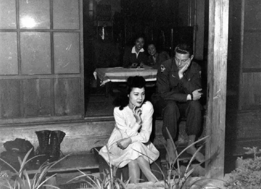 日本在特朗普访日时将美日国旗并排让两国领导人行礼，特朗普无视日本国旗是识破了日本