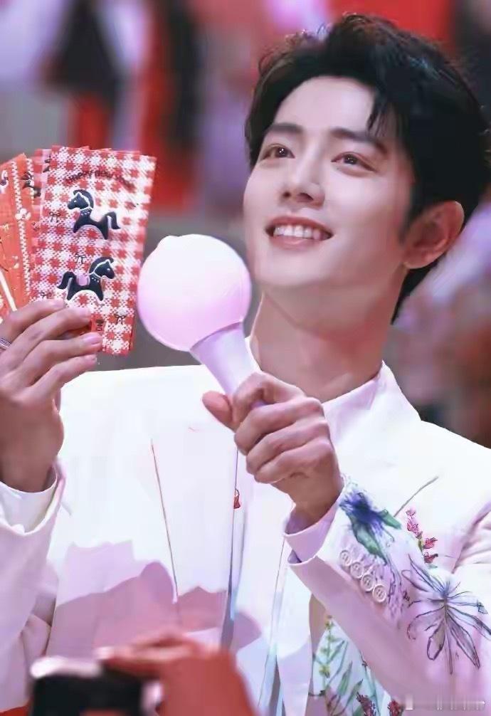 又一次被肖战萌到了2026北京台春晚的舞台上，一袭白色刺绣西装亮相的肖战，风度翩