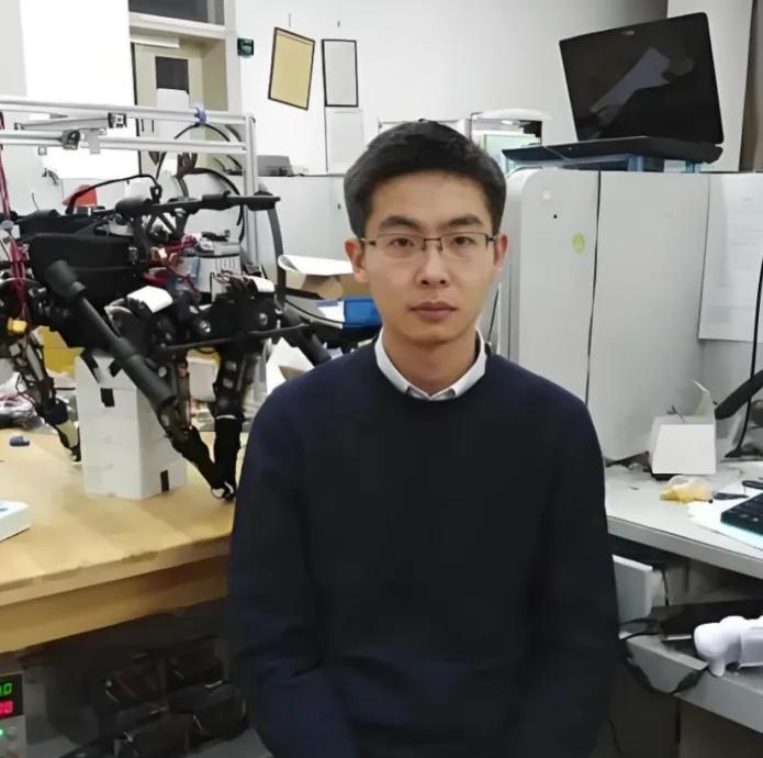 看了宇树科技董事长王兴兴的字，你还焦虑自己的孩子写字不好看吗？王兴兴用事实证明写