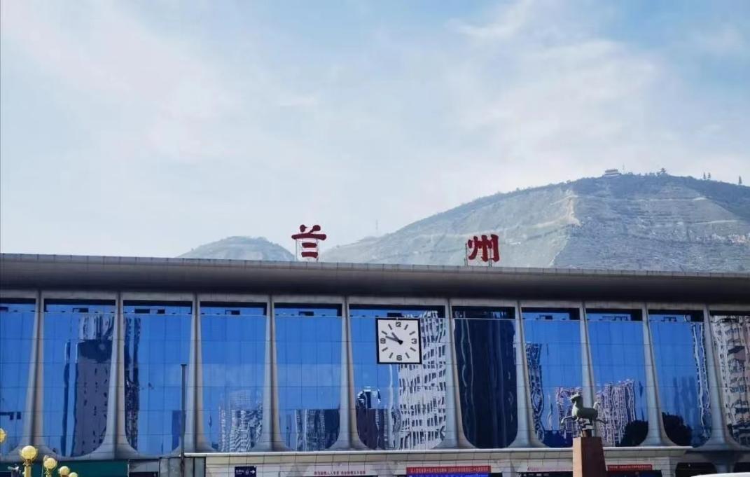 从19世纪我国开始引进铁路到现在为止，火车站已经成为一个城市地标性的建筑，所以车