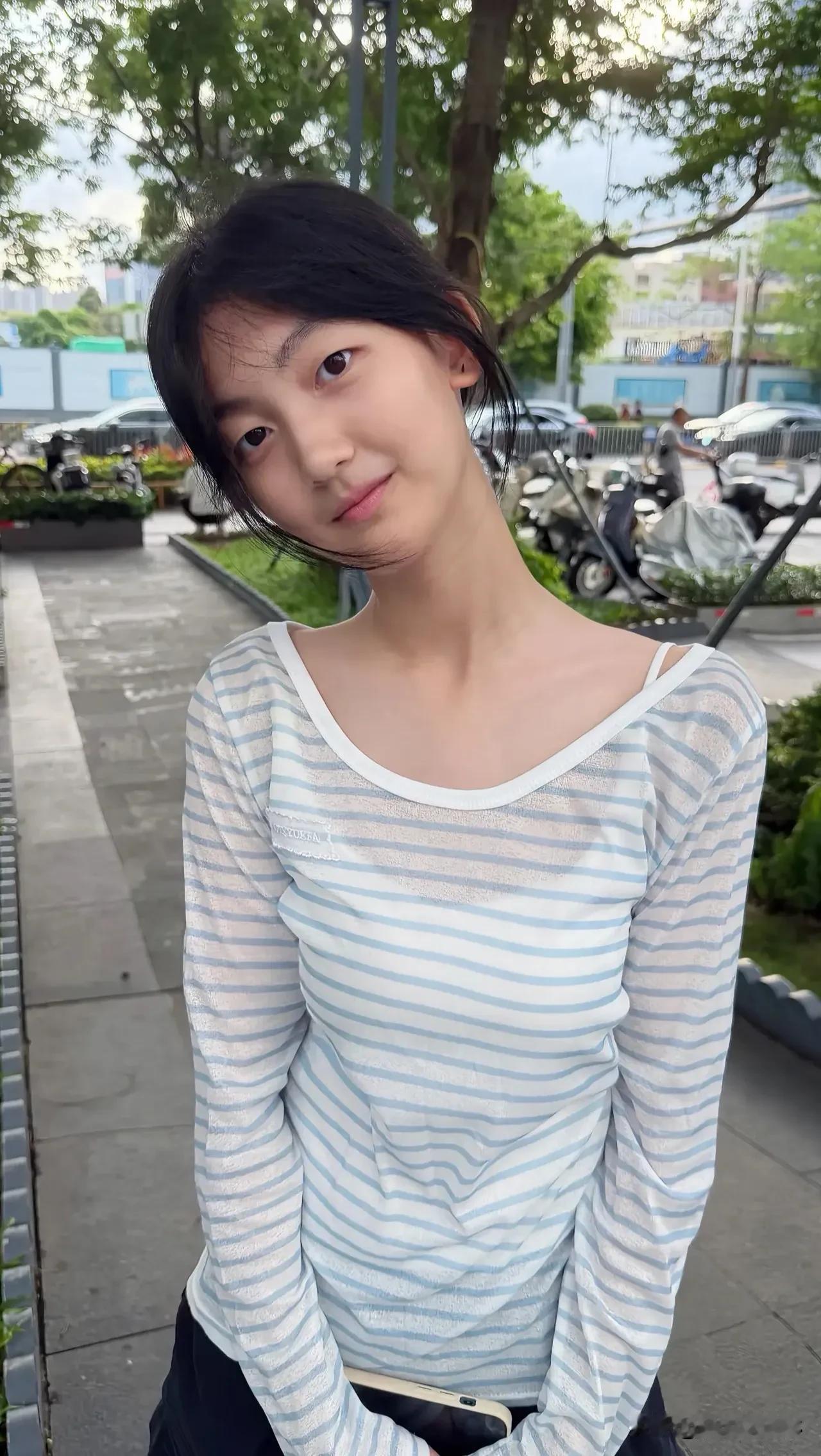 少女心永不设限！  
条纹衫的魔法，  
是青春最闪亮的印记  
简单穿搭，尽显