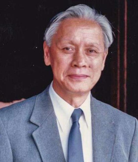 1959年，他趁着妻子出差，偷偷把一管液体灌入刚满一岁的儿子嘴里，看着儿子天真的