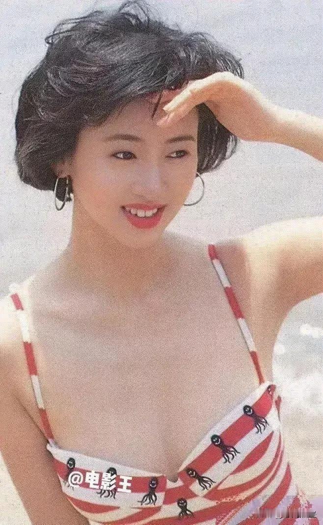 那时候的美女是真的美啊！
纯天然，自然美，
时时刻刻都散发着女性魅力，
大家知道