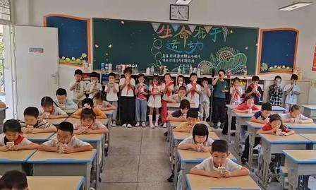 不订奶就只能站着？

9 月 9 号，湖北武汉曝出了一件让不少家长看了都窝火的事