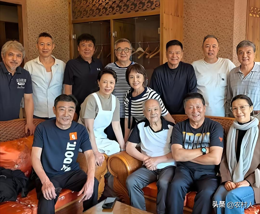 张丰毅和北电同学聚会时的一张合照，这里面最有名的应该当属张丰毅和张铁林。其余的你