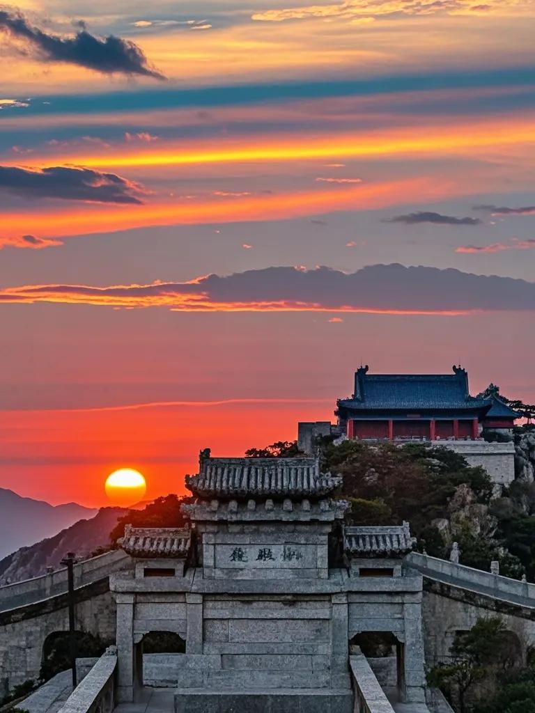 在泰山中天门，太阳西下，那漫天的晚霞如同绚烂的画卷，橙红、橘黄交织，每一道光都像