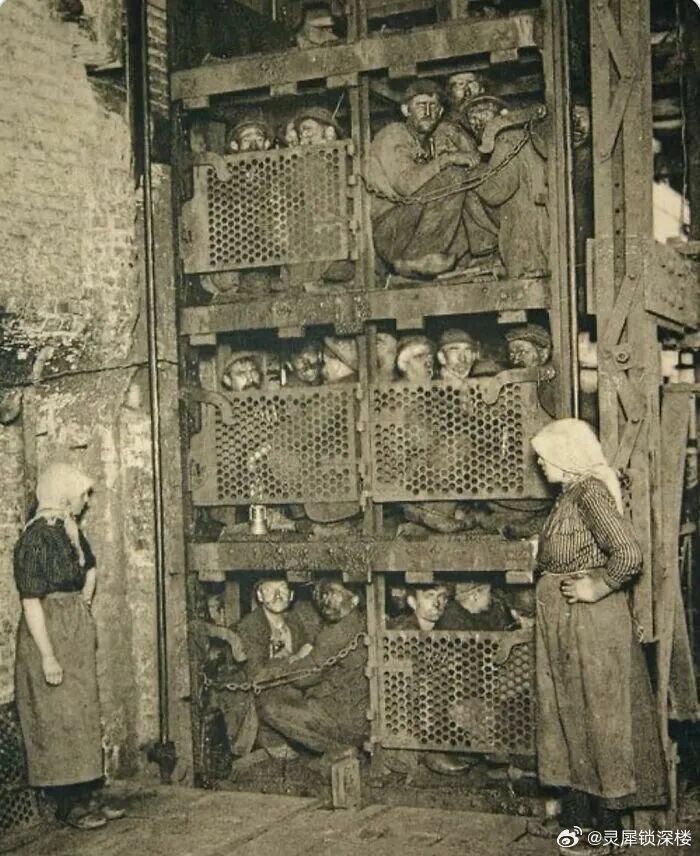 比利时煤矿工人工作一天后上到地面，大约1900年 