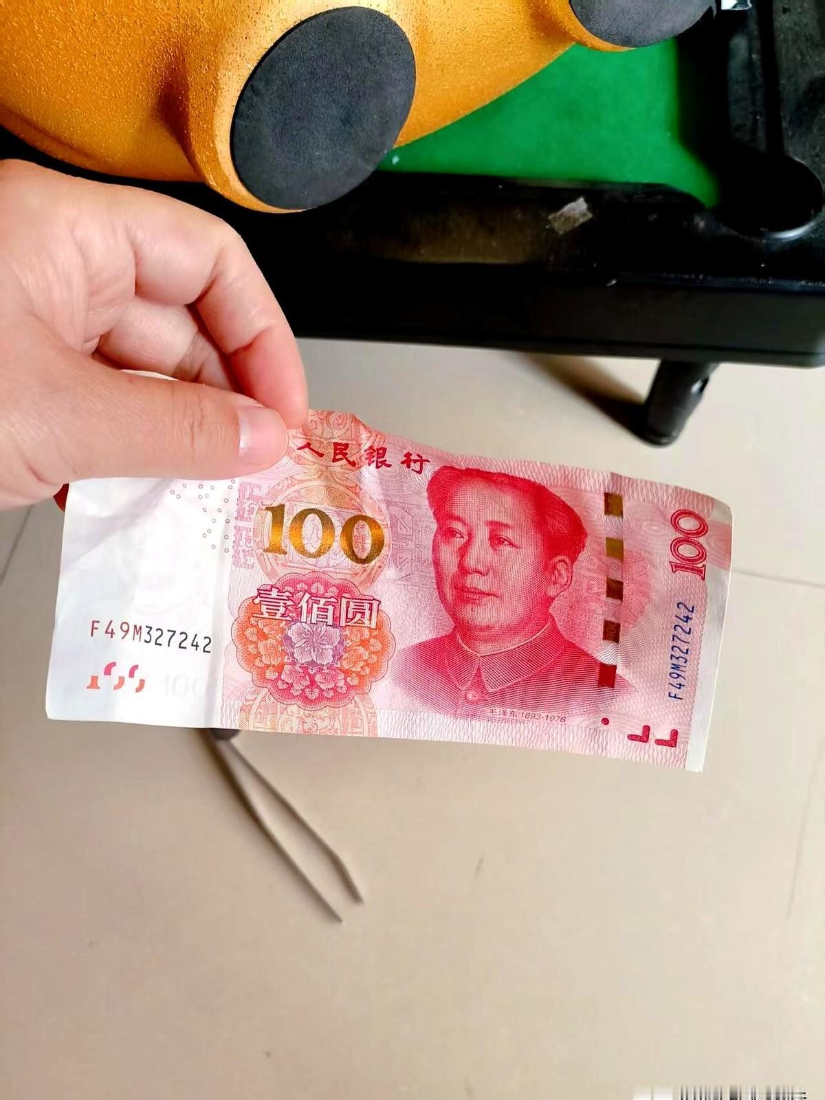 今天刷到一个让人五味杂陈的帖子，一位30多岁的宝妈自曝两次伸手进孩子存钱罐，第一