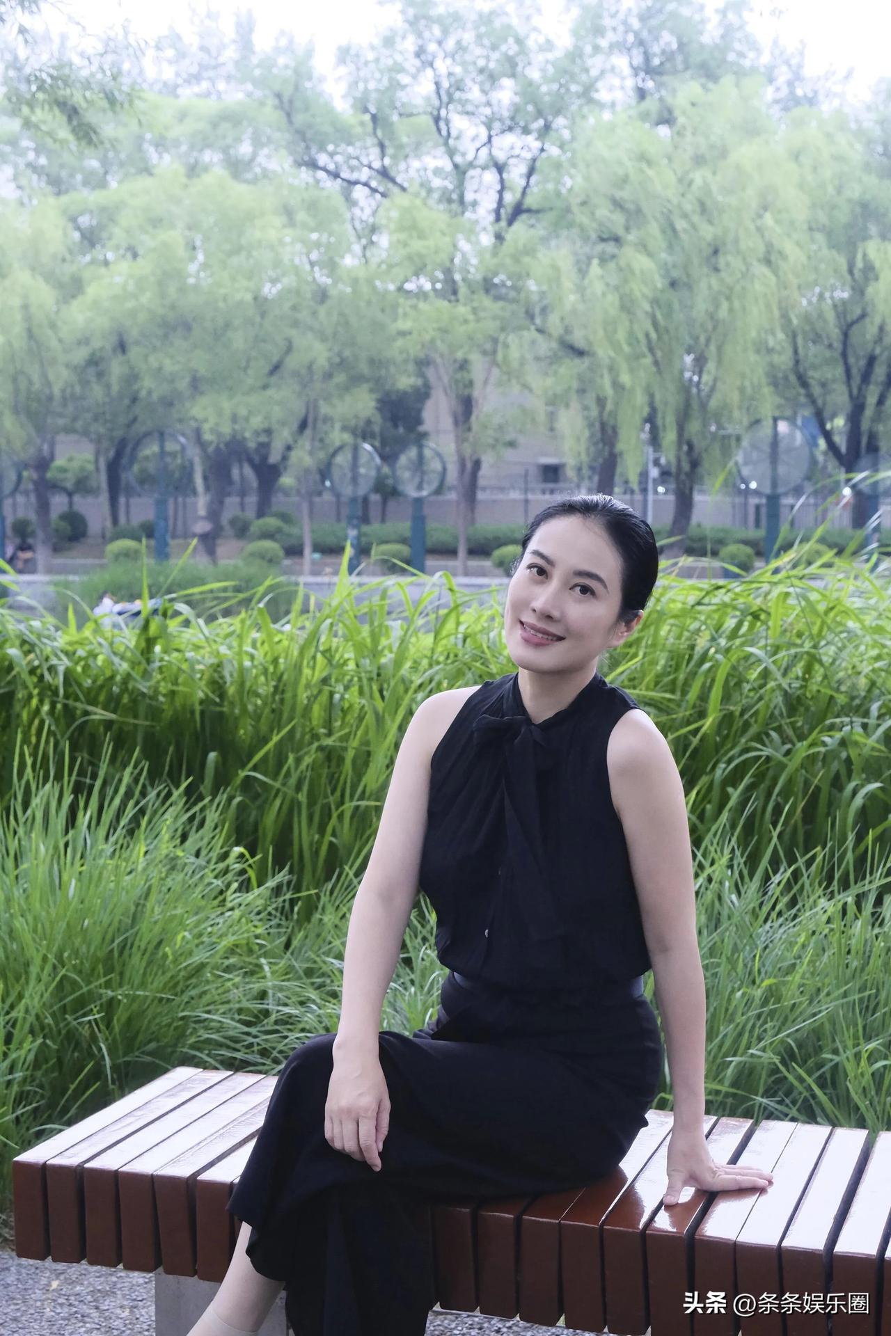 曾经在荧幕上光芒四射的叶璇，如今也挡不住岁月的脚步。照片里的她，虽依旧优雅，可细