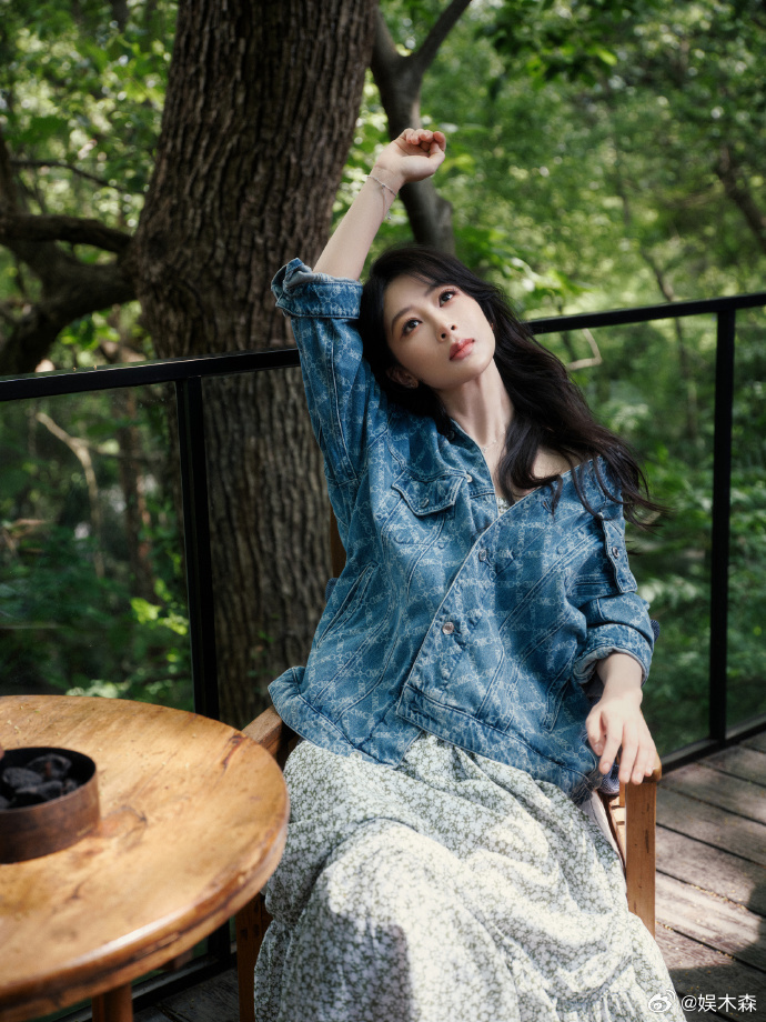 当年，在马思纯生病最严重的时候，陪在她身边的并不是昔日的好姐妹周冬雨，而是杨紫这