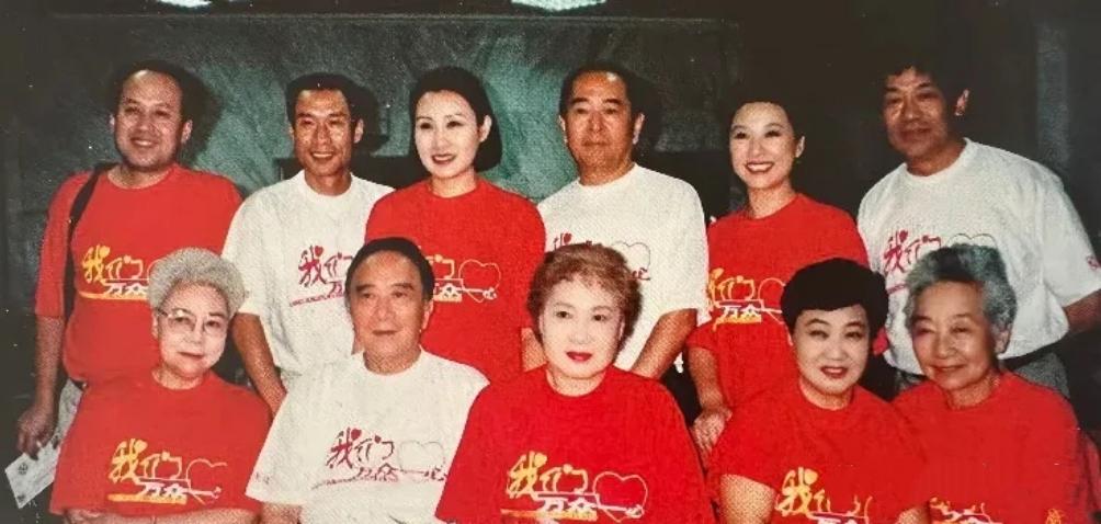 多位老一辈艺术家的珍贵合照：

前排认出了穿着红T恤、银发蓬松的田华，目光沉和的
