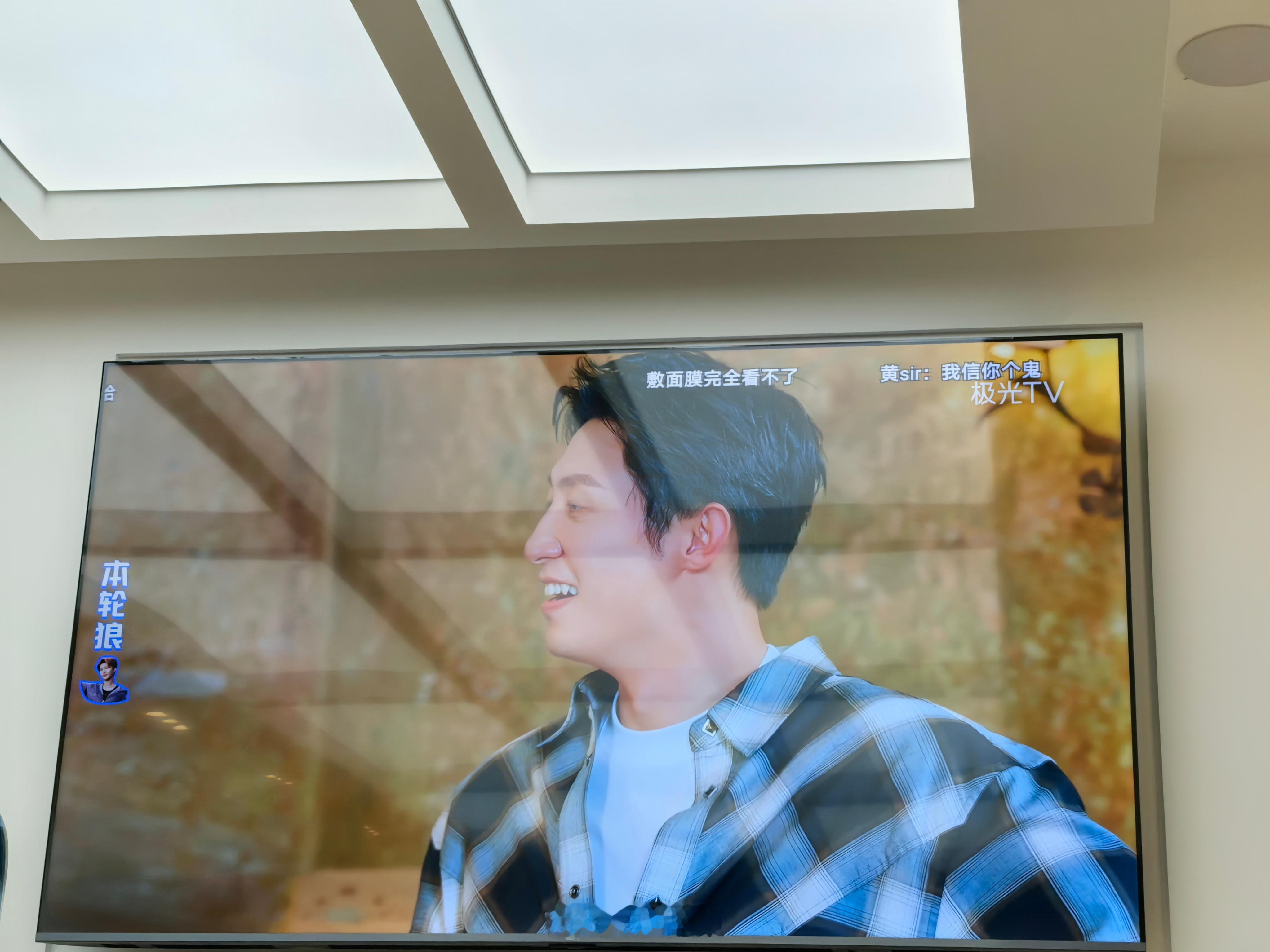 陪小小夜去剪头发，电视里正放着一档综艺。他突然一本正经地转过头给我科普：“老爸你