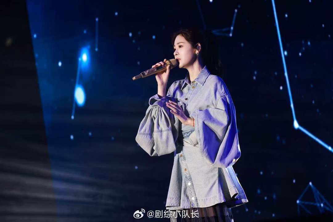 张碧晨和千名大学生大合唱 成都大学赢很大！张碧晨进校园全开麦，学生们合唱《不要忘