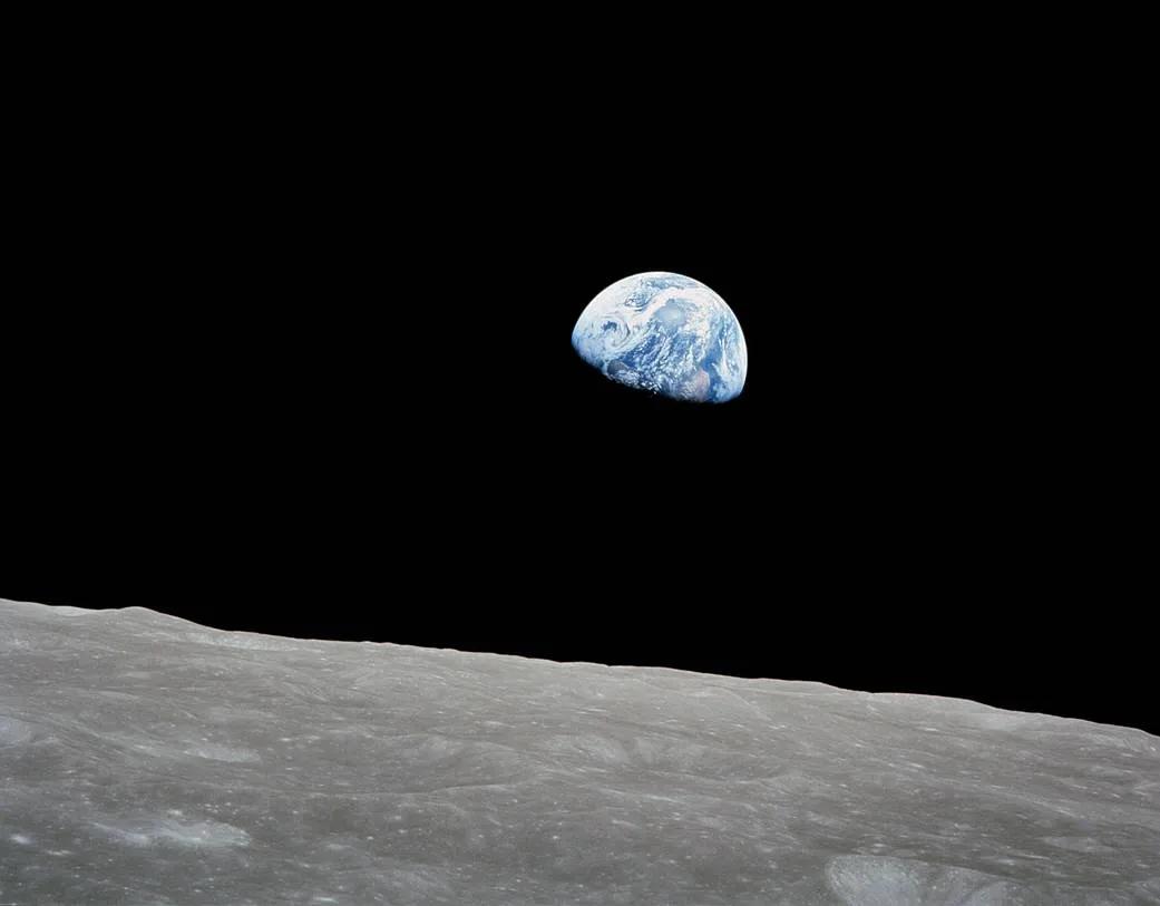 我们常常仰望星空，想象宇宙的浩瀚无垠，却难得有机会从大气层的另一端，俯瞰我们生活
