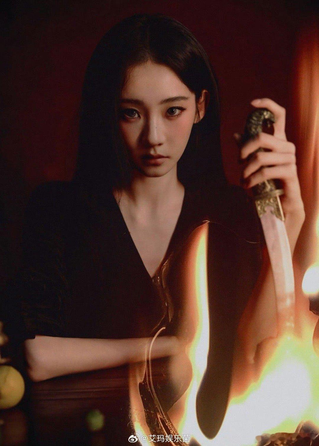 张艺凡哥特风美成啥了 颜值和造型双在线！黑色V领长裙凸显好身材，冷艳的妆容让她自