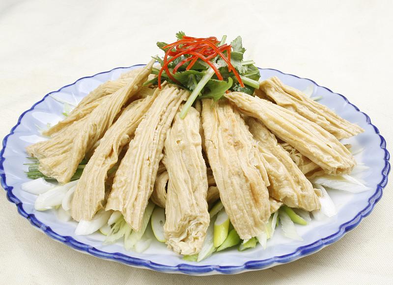腐竹炒芹菜家常做法：泡对腐竹无硬芯，筋道入味超下饭
吃多了重油重盐的大鱼大肉，不