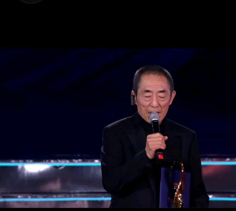 张艺谋导演获得西安丝绸之路国际电影节终身成就奖，实至名归，一生拍出了红高粱、秋菊
