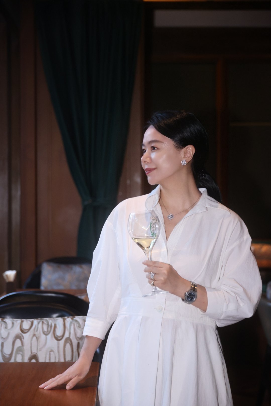 雨中庆祝十条酒吧，入选“亚洲50佳酒吧”在北京前门草厂胡同，庆祝十条酒吧入选20