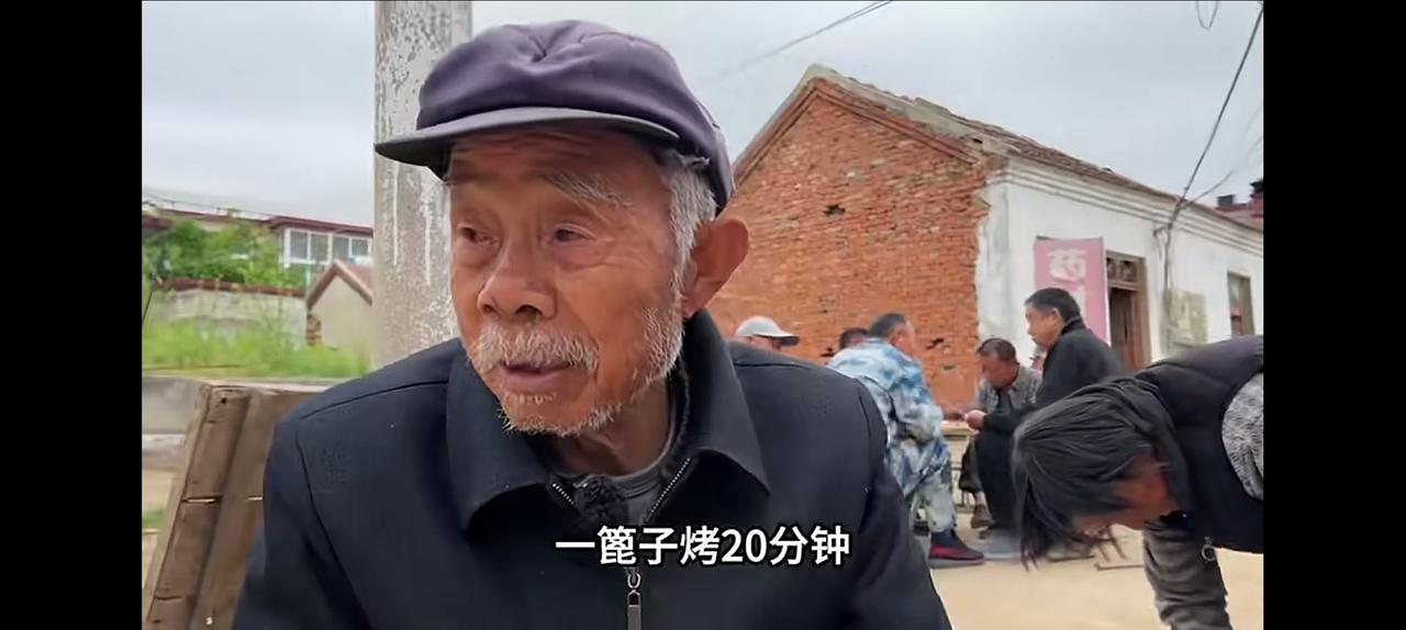 山东邹城，传统美食熏豆腐。
老大爷介绍说，从孔子那会就有这种食品了。传了几千年了