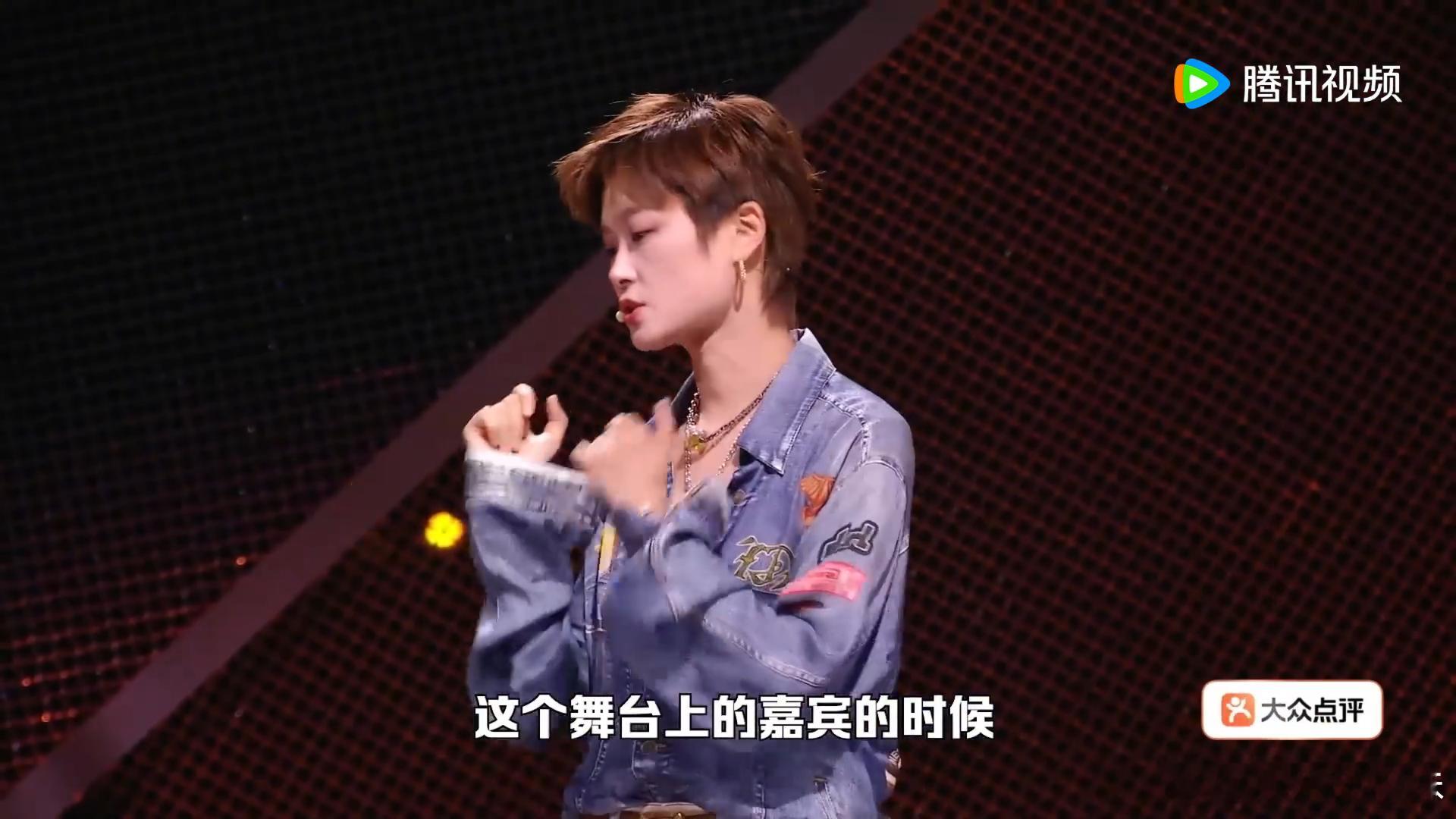 李宇春为脱口秀演员收敛坐姿谁被春春的小反应逗乐！满心期待等着曹国模仿嘉宾，提前端