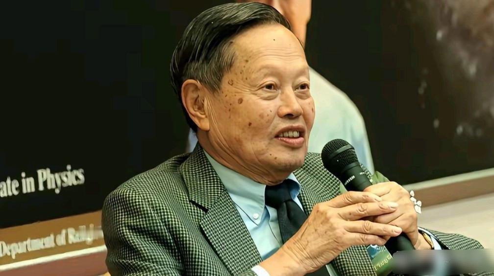 杨振宁教授去世后，我看了一系列他生前的讲座以及视频。到100岁的时候，他做的一个