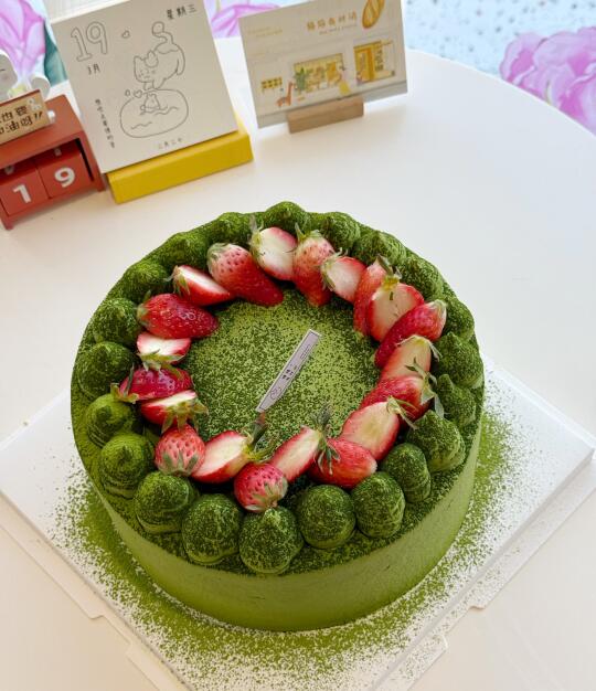 “你好，我想随机迷倒一位抹茶控” ＃今日份客订8英寸抹茶草莓蛋糕太美了...