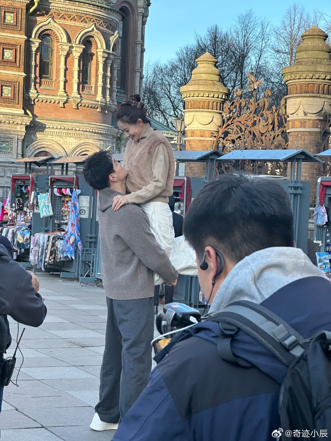 孙杨张豆豆俄罗斯街头牵手举高高 运动员夫妇甜度超标！俄罗斯街头牵手、举高高、公主