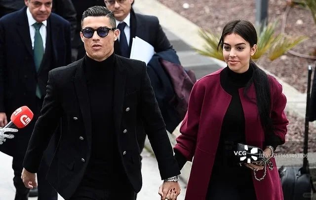 C罗若离婚乔治娜每月将获10万欧元官宣婚后火速曝光！C罗、乔治娜实行财产分离制，
