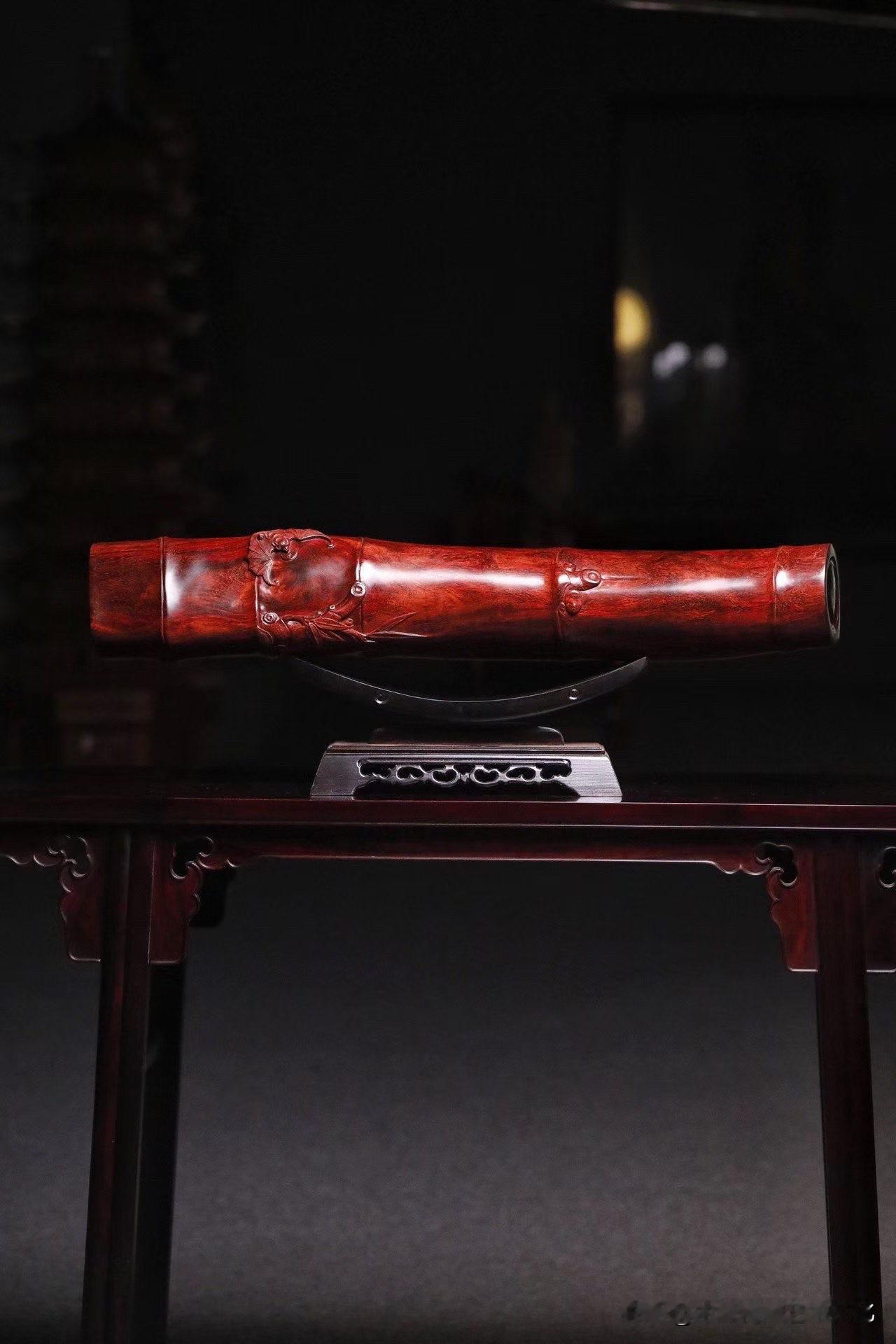 有些作品，一眼看是“吉”，再看才是“气”。

这件小叶紫檀「竹报平安」，不急着讨