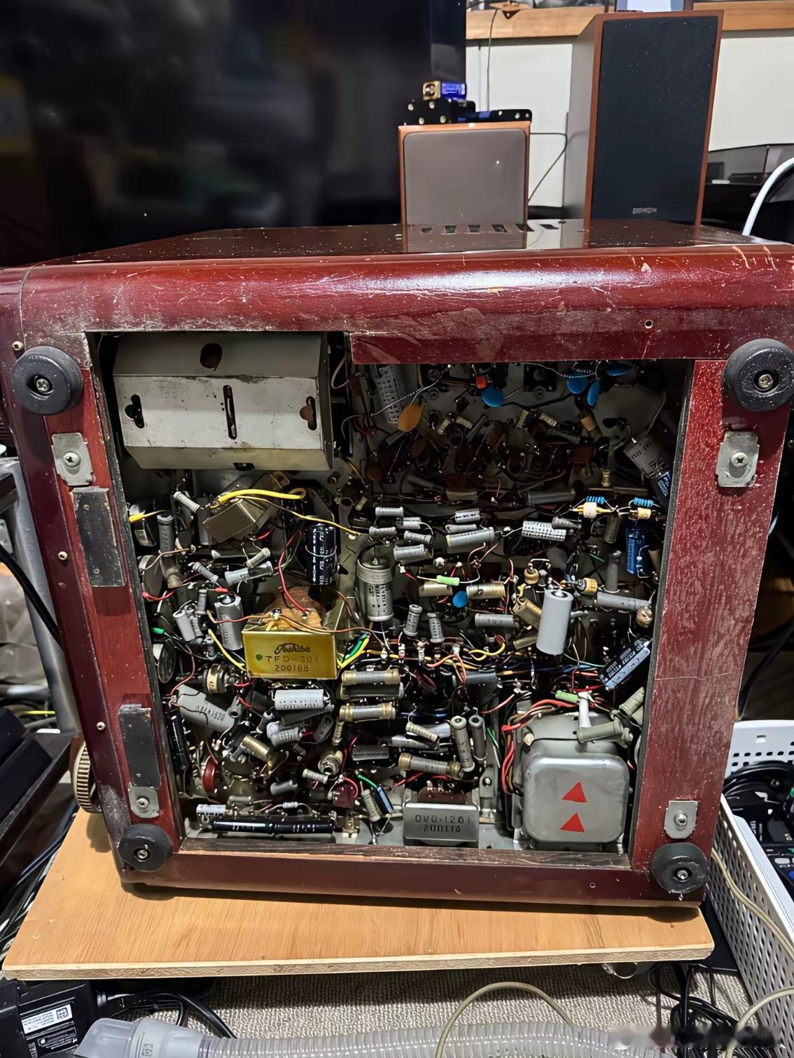 今天在广州鬼市掏了600块收了个主机——看着像电脑主机，又好像不是那么回事，开机