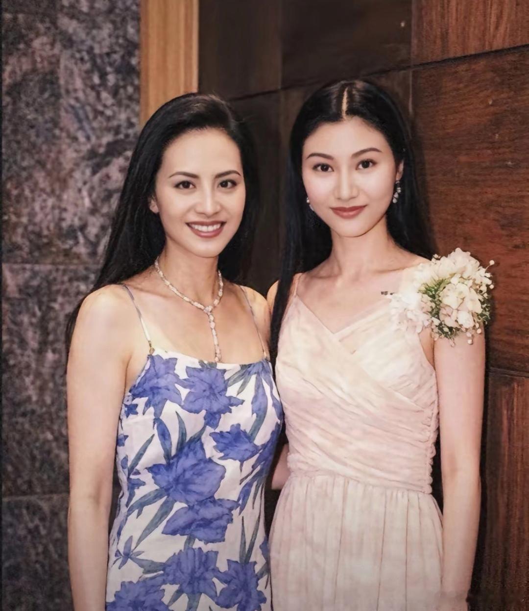 这是香港第一美女李嘉欣和台湾第一美女田丽的珍贵合影，你觉得谁好看？ 