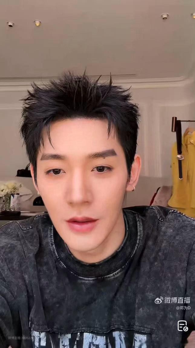 邓为直播玩谐音梗邓为说借一下搂钱的福气邓为直播小趣味十足，楼启炎谐音搂钱讨要福气