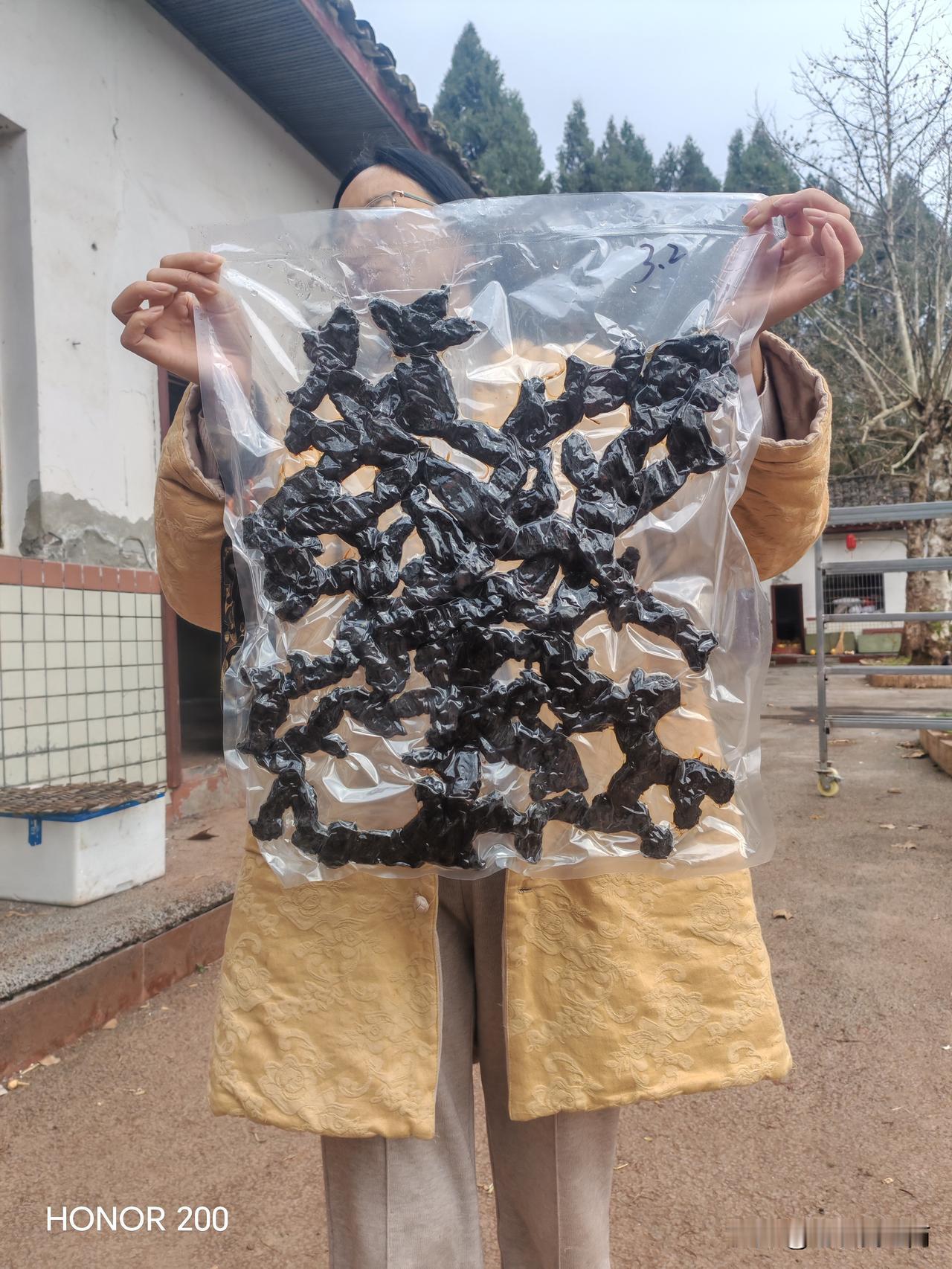 整个的九蒸九晒黄精共3.2斤，很难遇到这样的精品老黄精，2.4K拿走