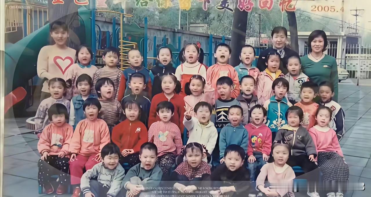 这张拍摄于2005年的老照片是孙颖莎小朋友四五岁时的童年照。

图中大多数小朋友