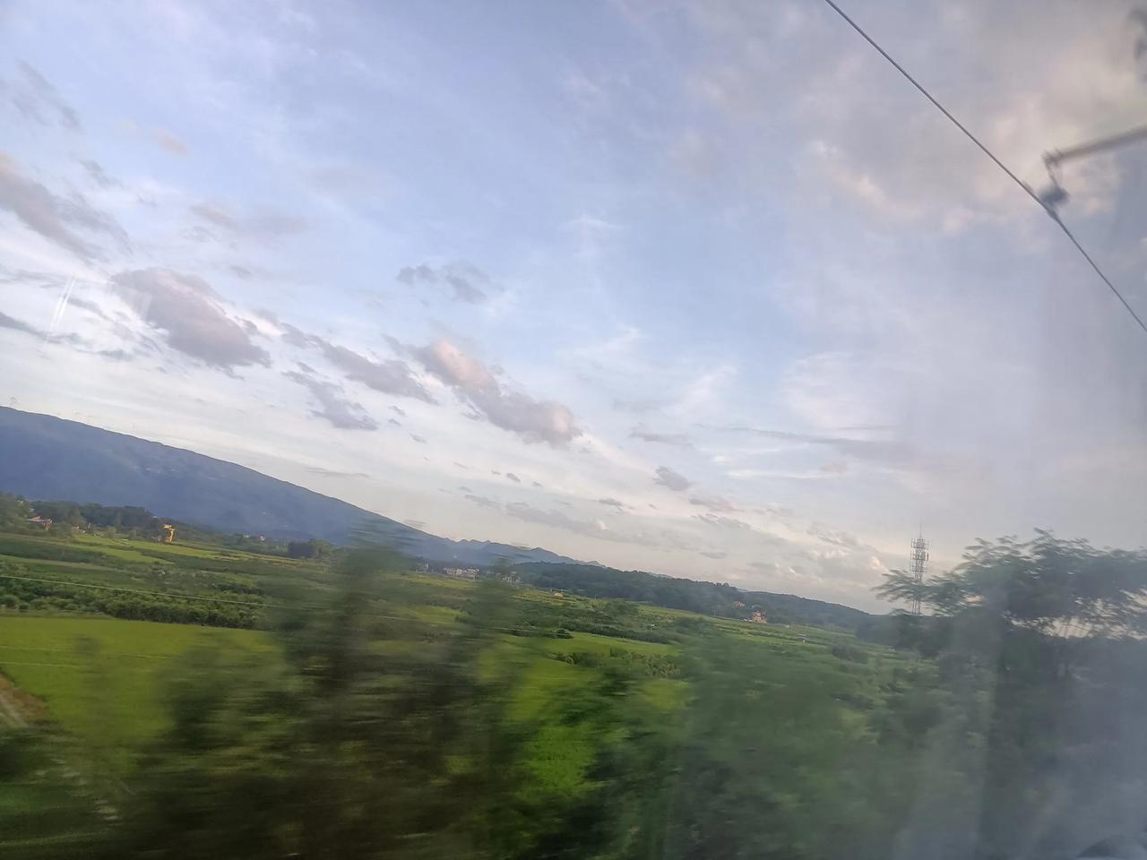 别爱太快，别爱太满，
七分爱人，三分爱己，
真心付出，别计得失。